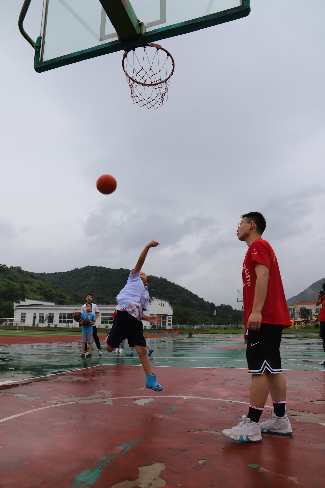 安徽师大体院学子再访溪口:一颗篮球一个梦,一番拼搏凝精神